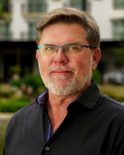 lee-headshot-2-2023-optimized
